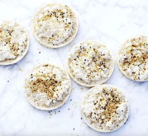 Rice Cakes with Everything Bagel Cottage Cheese