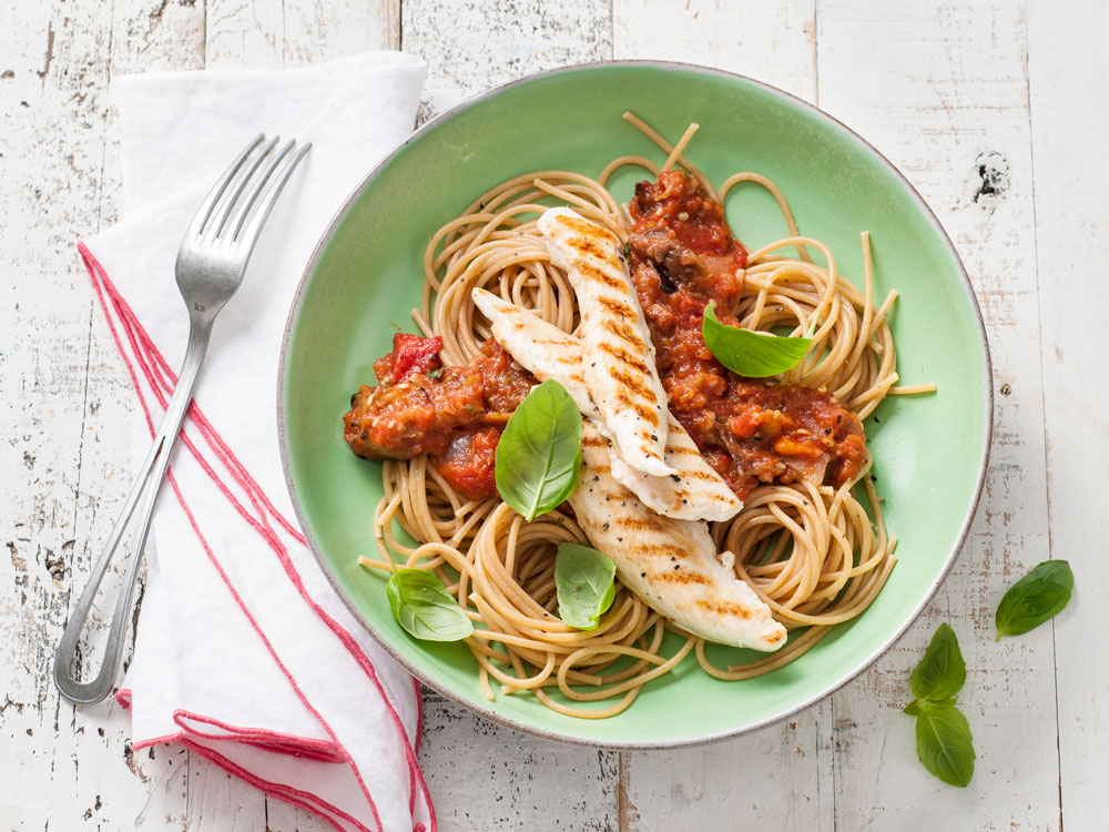Spaghetti with Chicken and Tomato Sauce | Savory