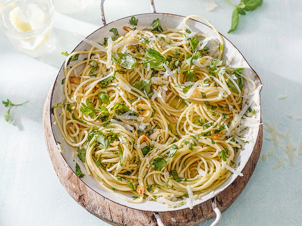 Spaghetti with Garlic and Herbs | Savory