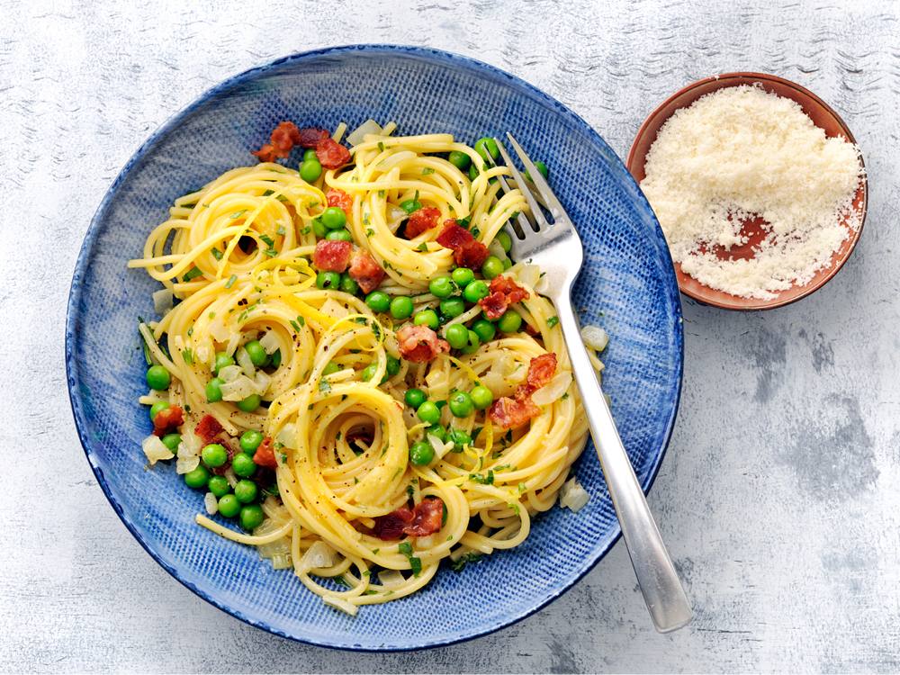 Lemony Spaghetti Carbonara with Peas Savory