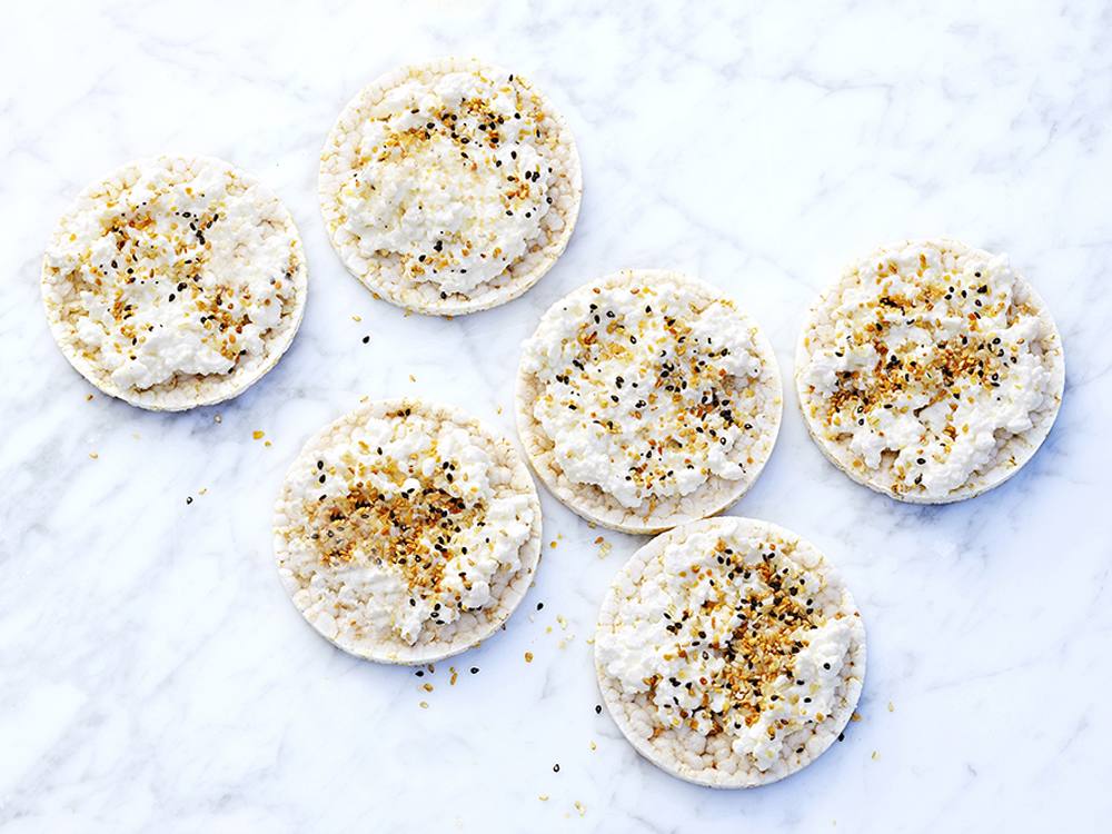 Rice Cakes with Everything Bagel Cottage Cheese Savory