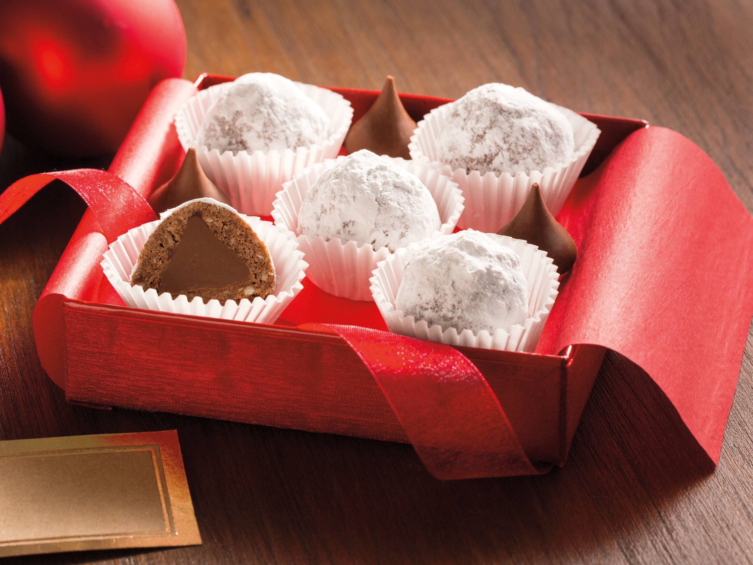 HERSHEY’S KISSES Snowball Chocolate Cookies | Savory