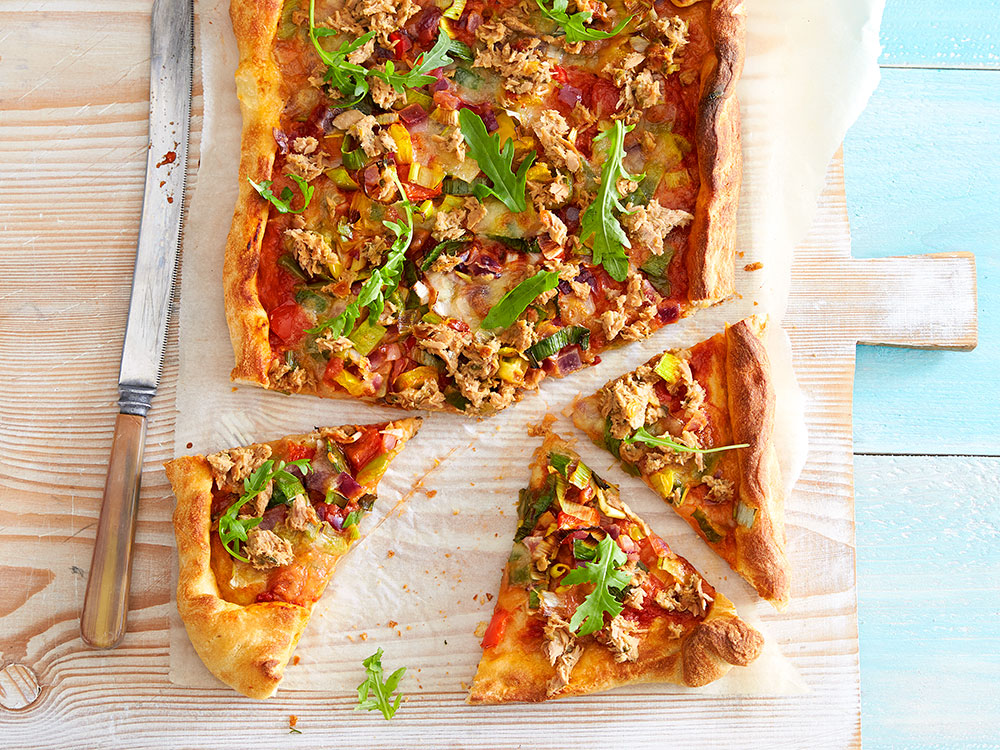 Pizza with Lemon-Pepper Tuna and Arugula | Savory