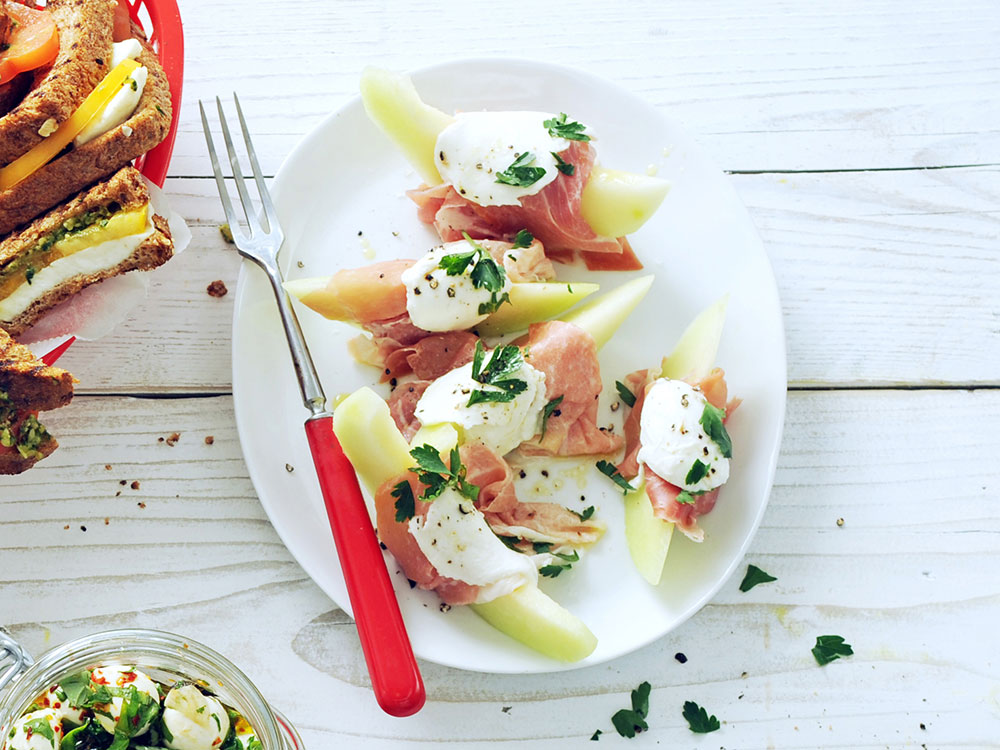 Mozzarella with Melon Slices and Prosciutto | Savory