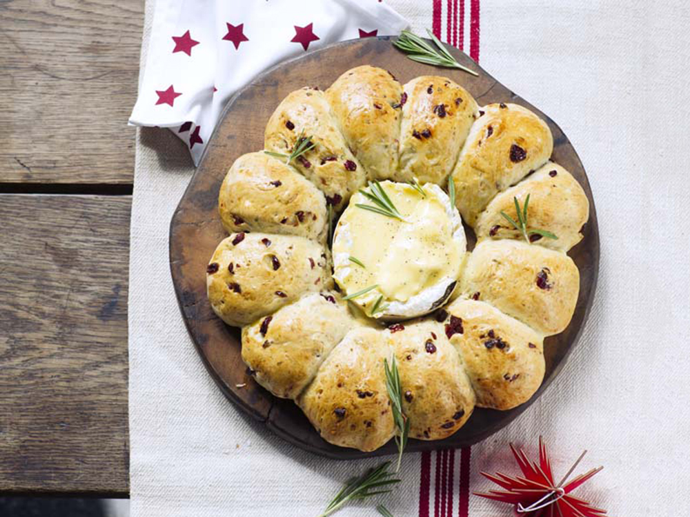 Rosemary Bread Wreath with Baked Brie Savory